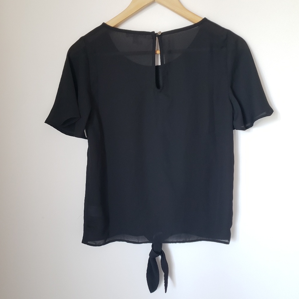Socialite | Tie Front Key Hole Top - Picture 2 of 4